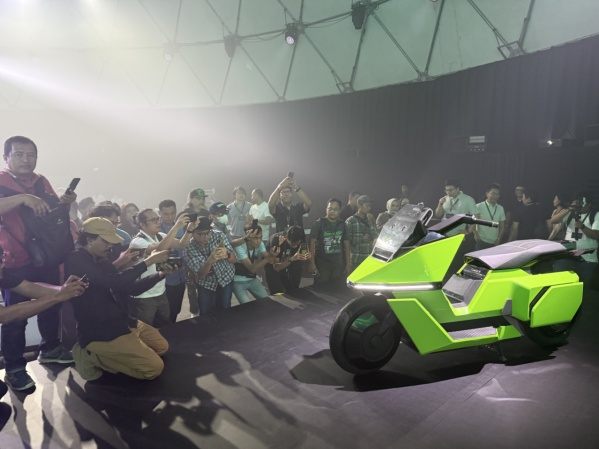 摩托车中的特斯拉来了!新锐品牌OMOWAY携自研智能电动摩托亮相雅加达品牌发布会