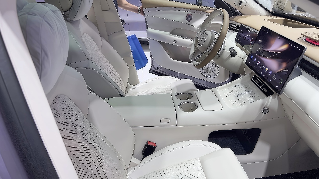 智享豪华 岚图FREE+闪耀亮相2025长春汽博会