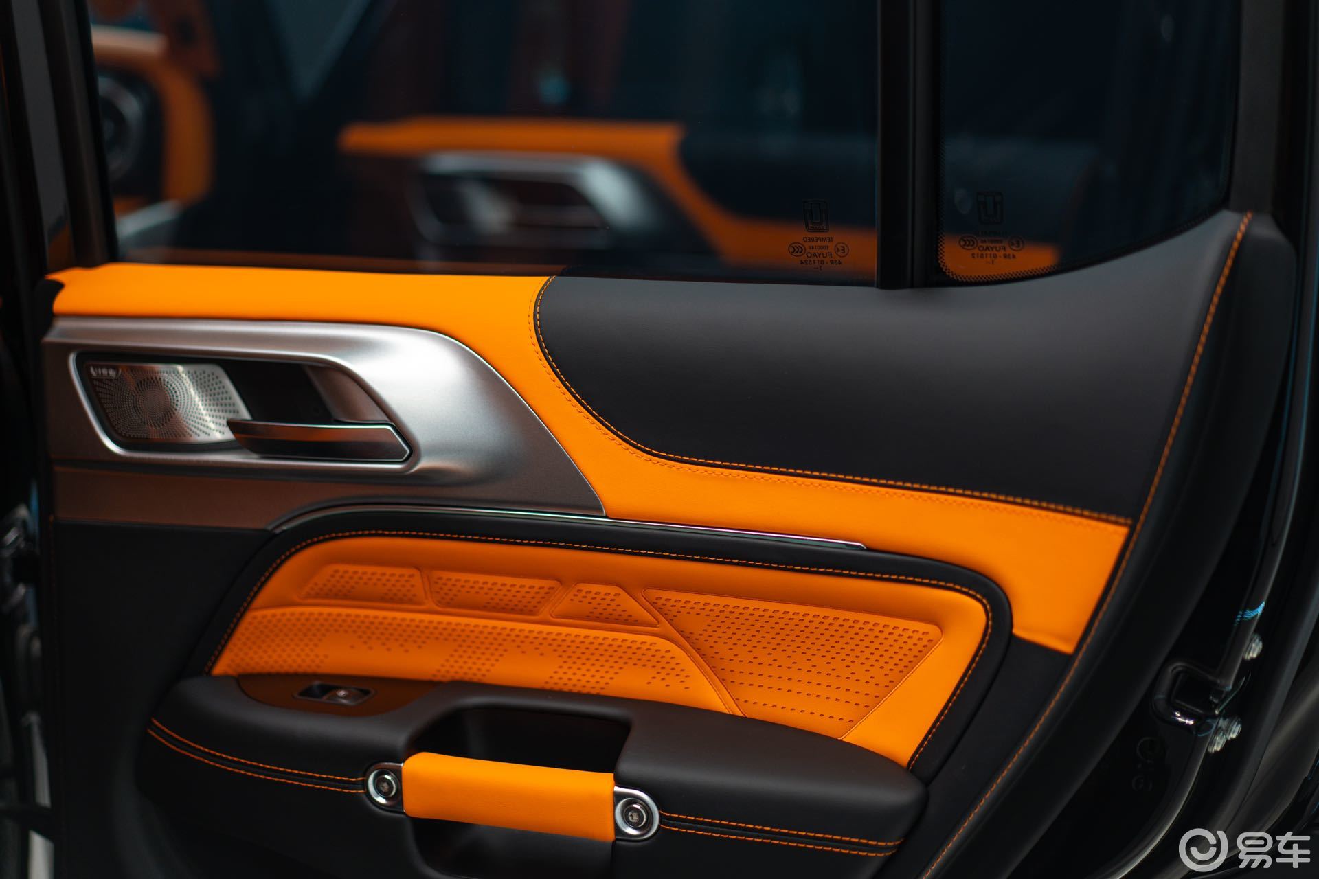 坦克 300 橙黑定制：把爱马仕橙穿进座舱