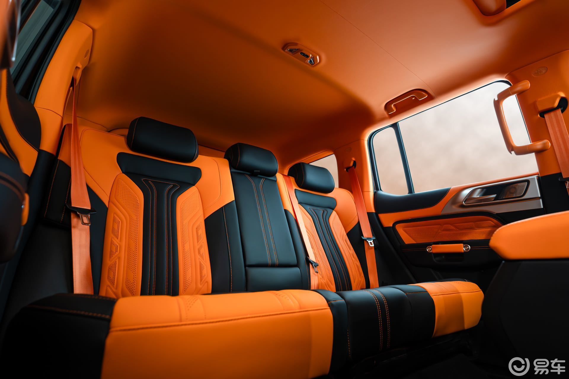 坦克 300 橙黑定制：把爱马仕橙穿进座舱
