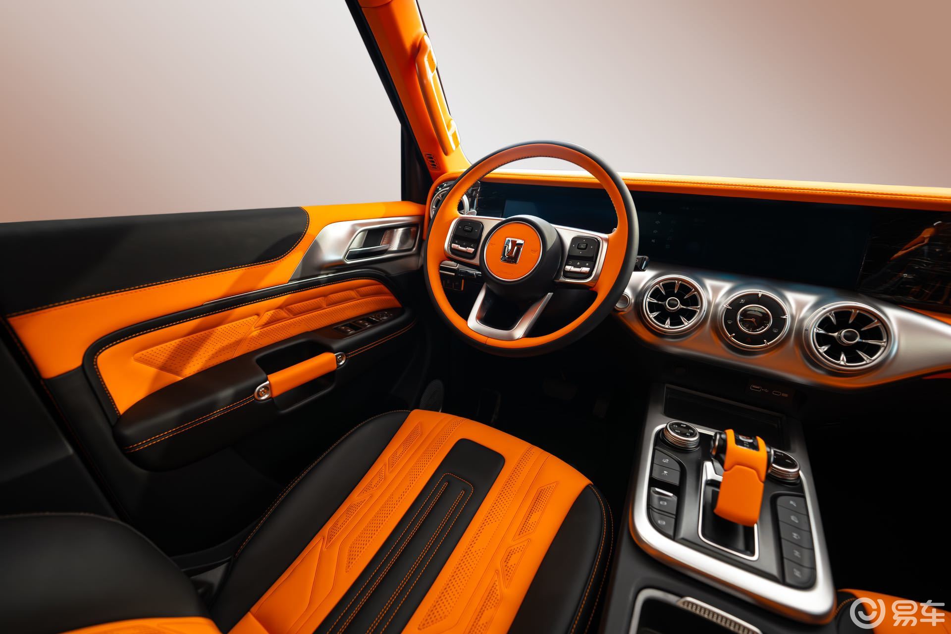 坦克 300 橙黑定制：把爱马仕橙穿进座舱