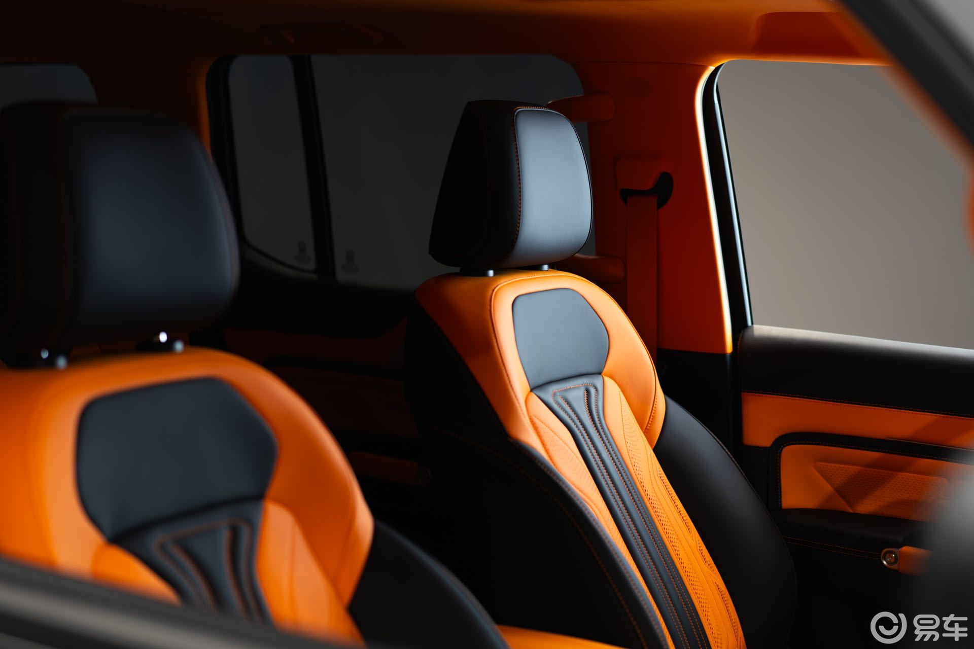 坦克 300 橙黑定制：把爱马仕橙穿进座舱