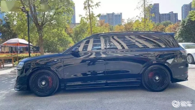 问界M9变身黑武士，BTK小包围一键改色，超酷逆袭