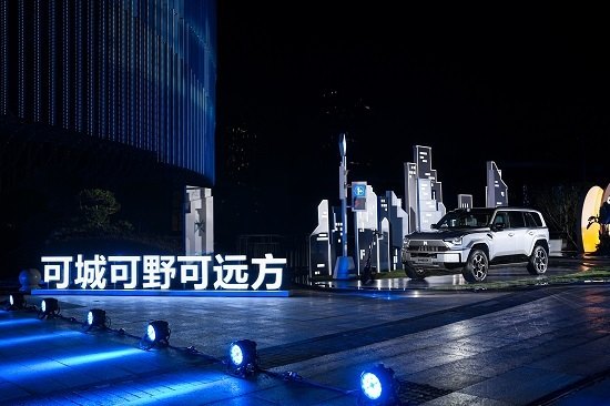 猛士、华为碰出新火花,M817将豪华智能越野带入主流市场