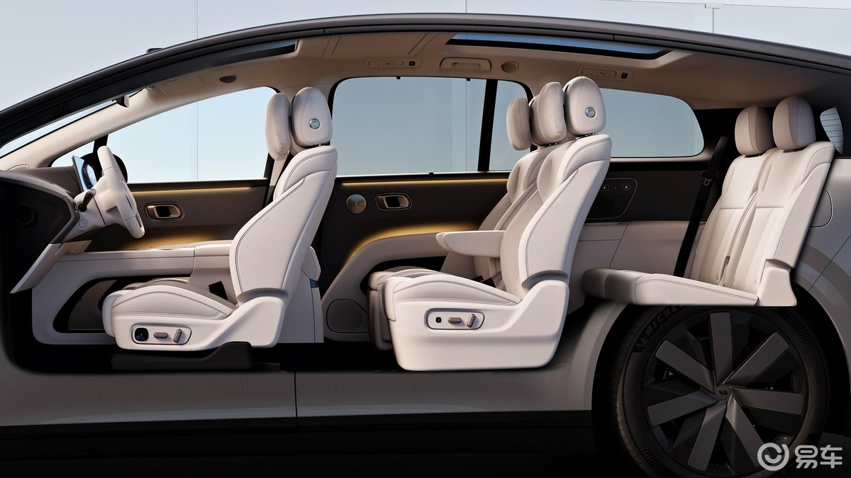 30多万买大空间SUV 理想i8对比乐道L90 谁更值？