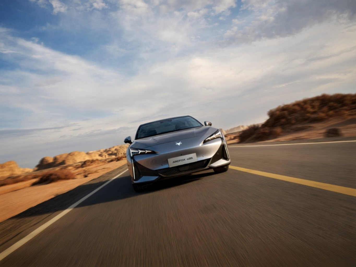 极狐新阿尔法S5游戏娱乐VS小鹏MONA M03驾驶辅助