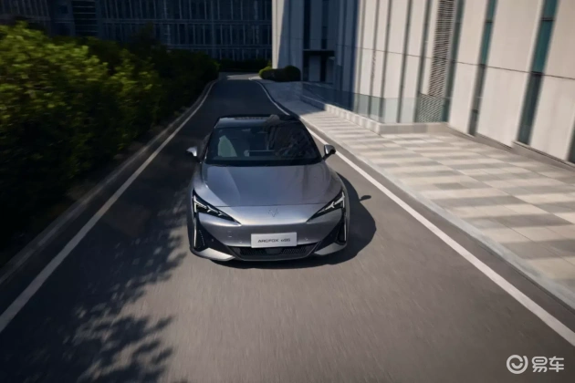 极狐新阿尔法S vs 小米SU7：科技叙事的独特之处