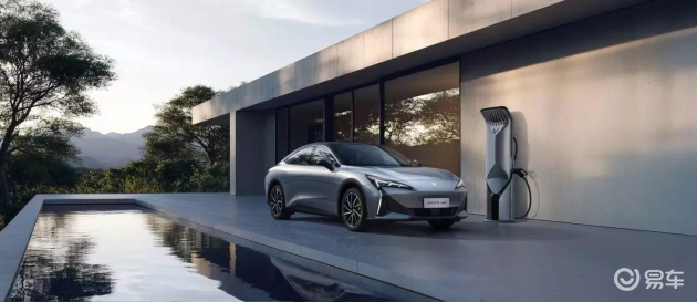 极狐新阿尔法S vs 小米SU7：科技叙事的独特之处