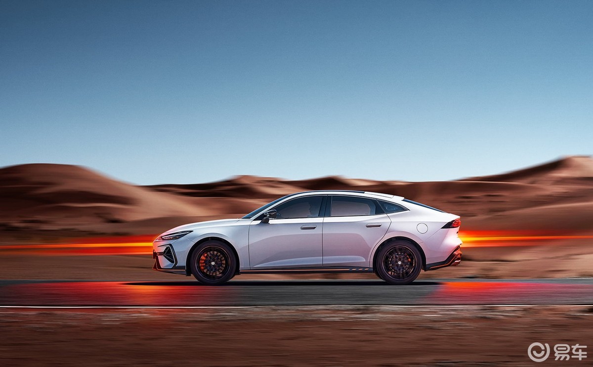 10万级燃油家轿之争 UNI-V对比艾瑞泽8 谁更值得买