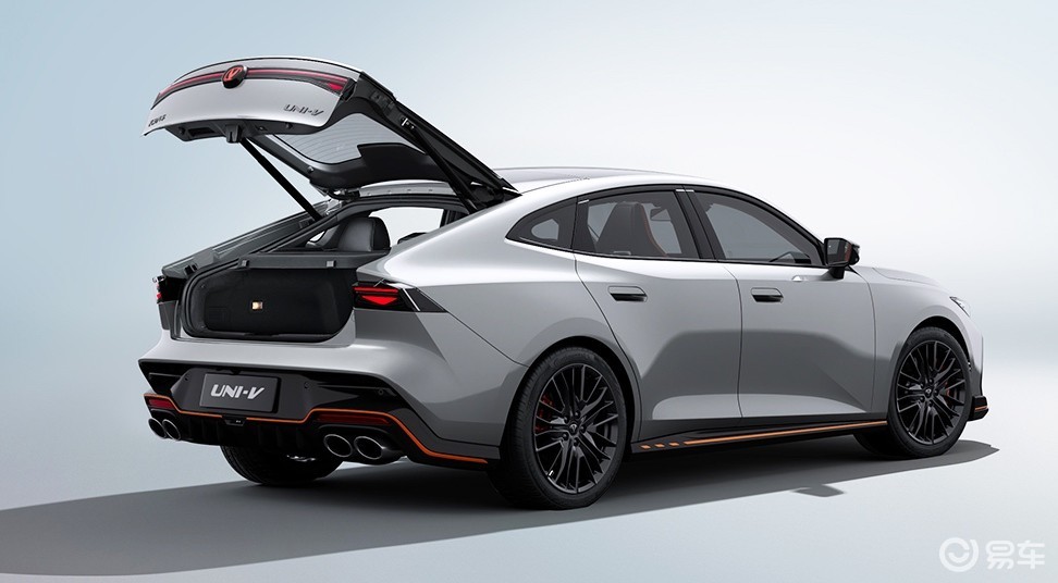 10万级燃油家轿之争 UNI-V对比艾瑞泽8 谁更值得买