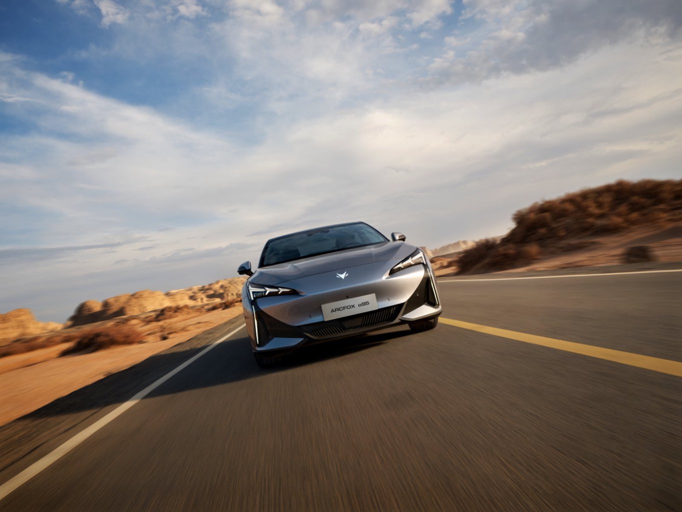 极狐新阿尔法S5与零跑B01，夏日纯电座驾怎么挑？