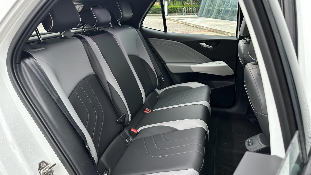 ID.3对比萤火虫，谁是13万以内更具性价比的纯电之选？