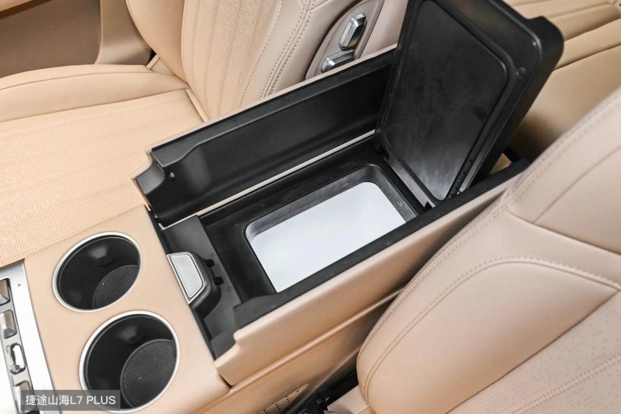 捷途山海L7 PLUS上市，对比长安启源Q07，谁更出色