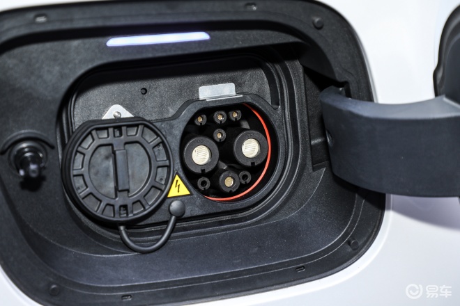 别克GL8陆尊插混版,冰箱+彩电+大沙发,33.99万起