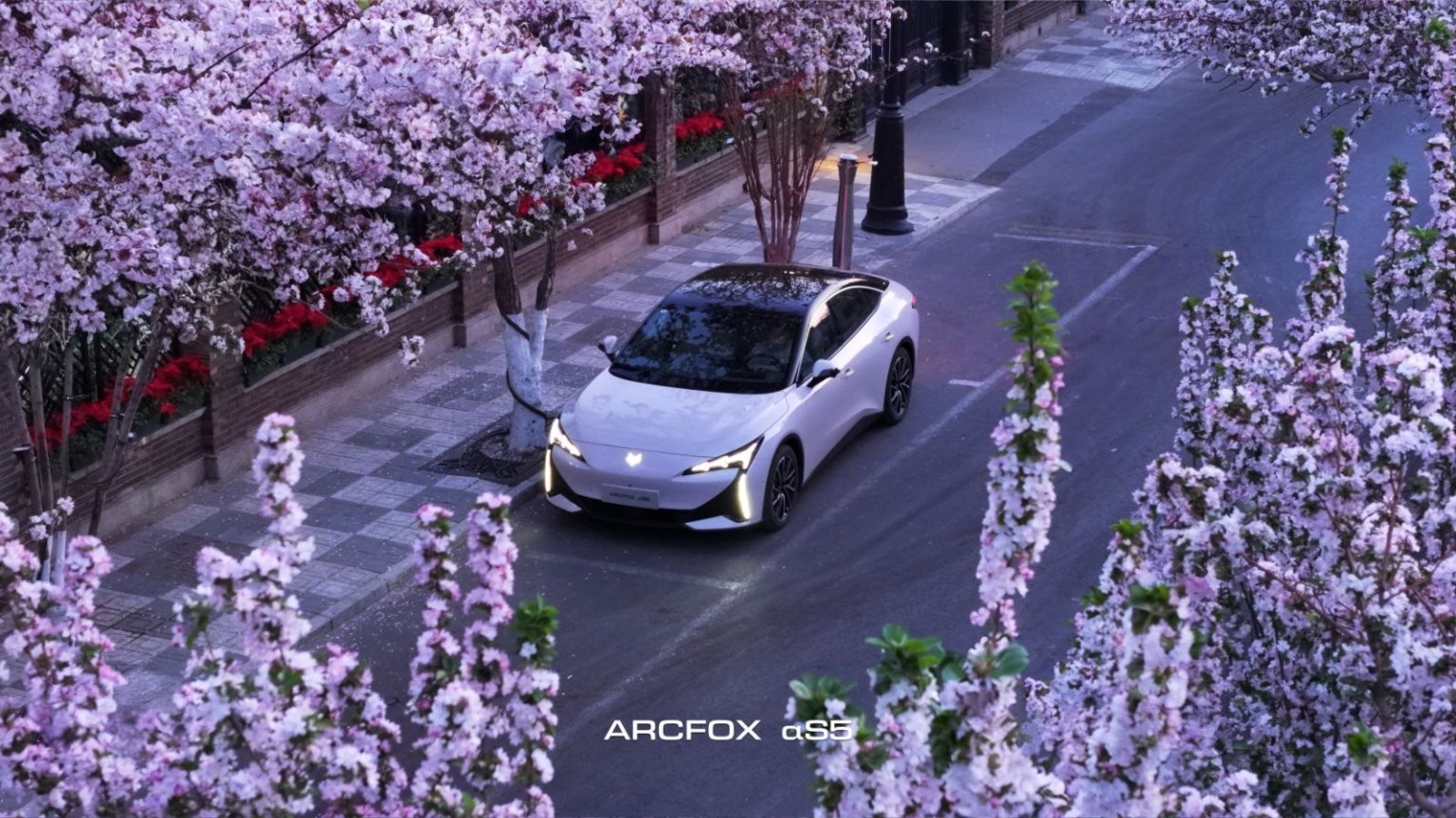 极狐新阿尔法S5续航668km完胜奕派007