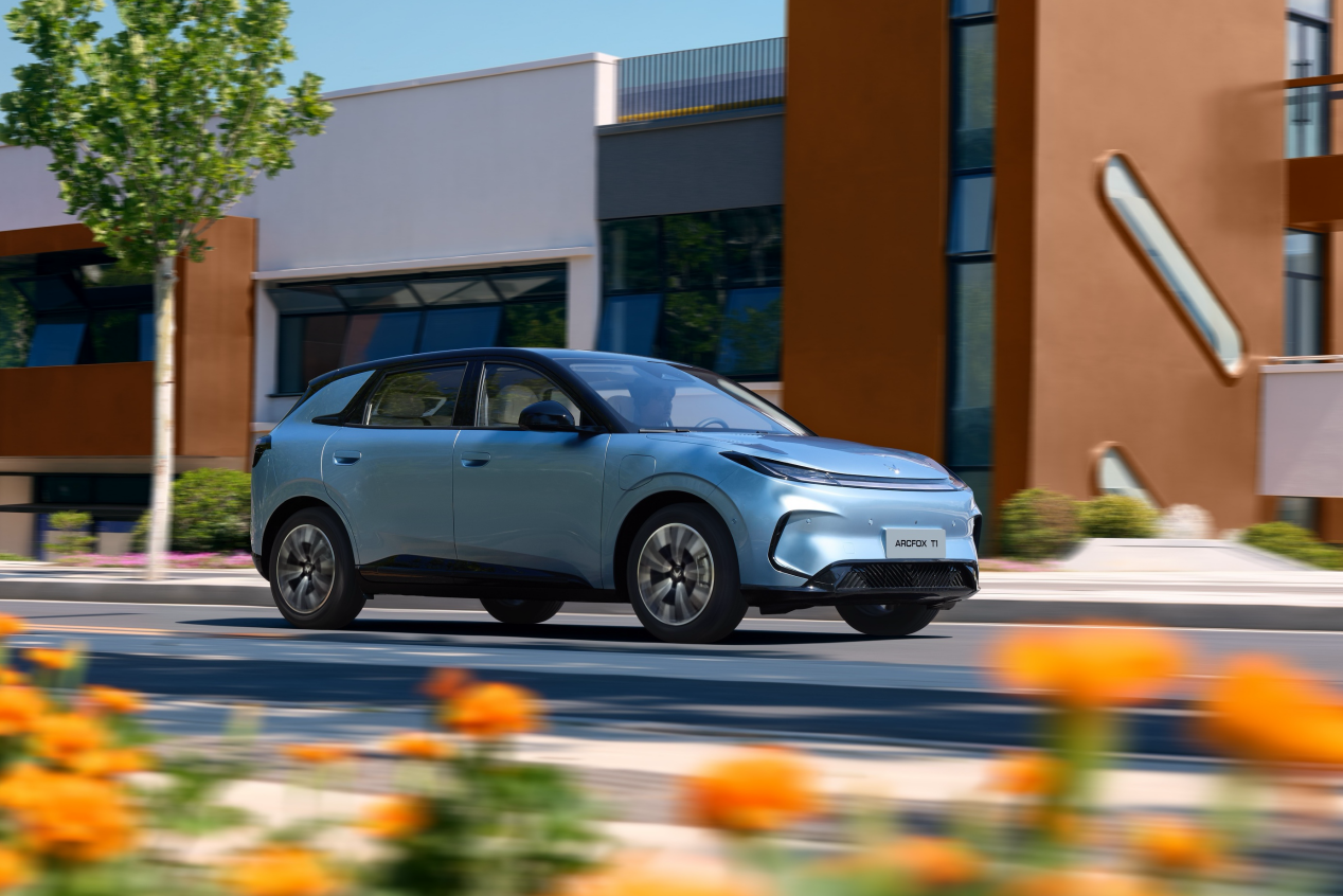 6.28万起的“精品家轿”,极狐T1如何重新定义纯电价值