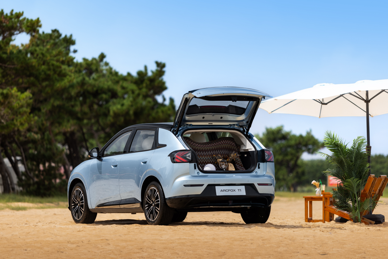 6.28万起的“精品家轿”,极狐T1如何重新定义纯电价值