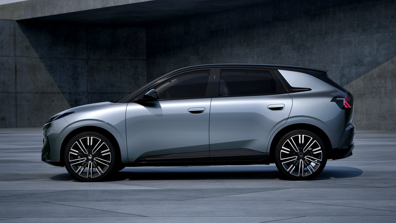 6.28万起的“精品家轿”,极狐T1如何重新定义纯电价值