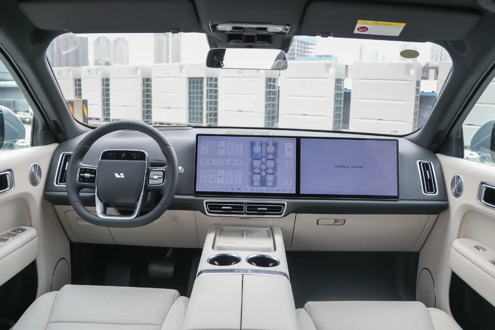 增程大六座二选一：问界M8对比理想L8，谁能一步到位？