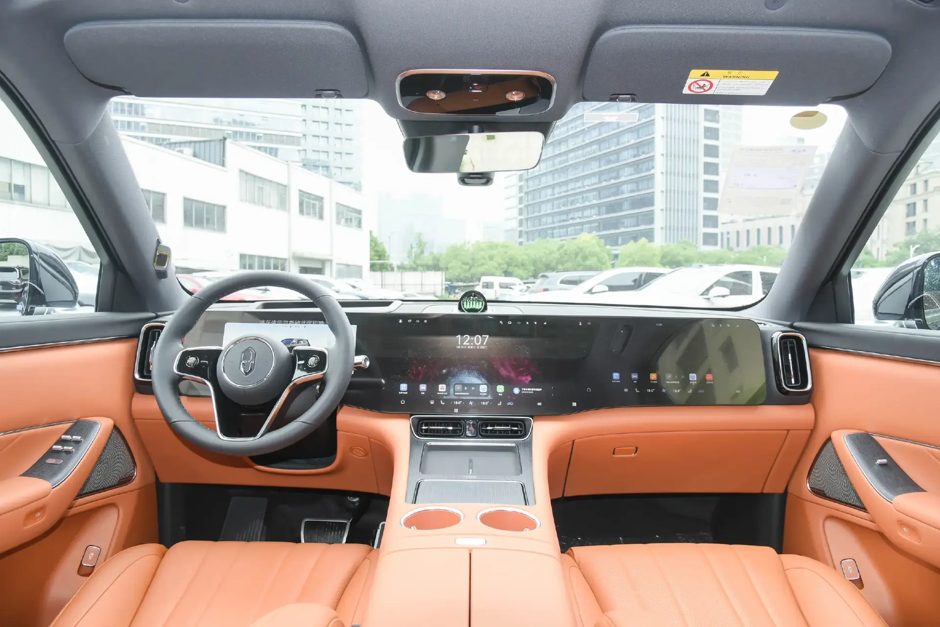 增程大六座二选一：问界M8对比理想L8，谁能一步到位？