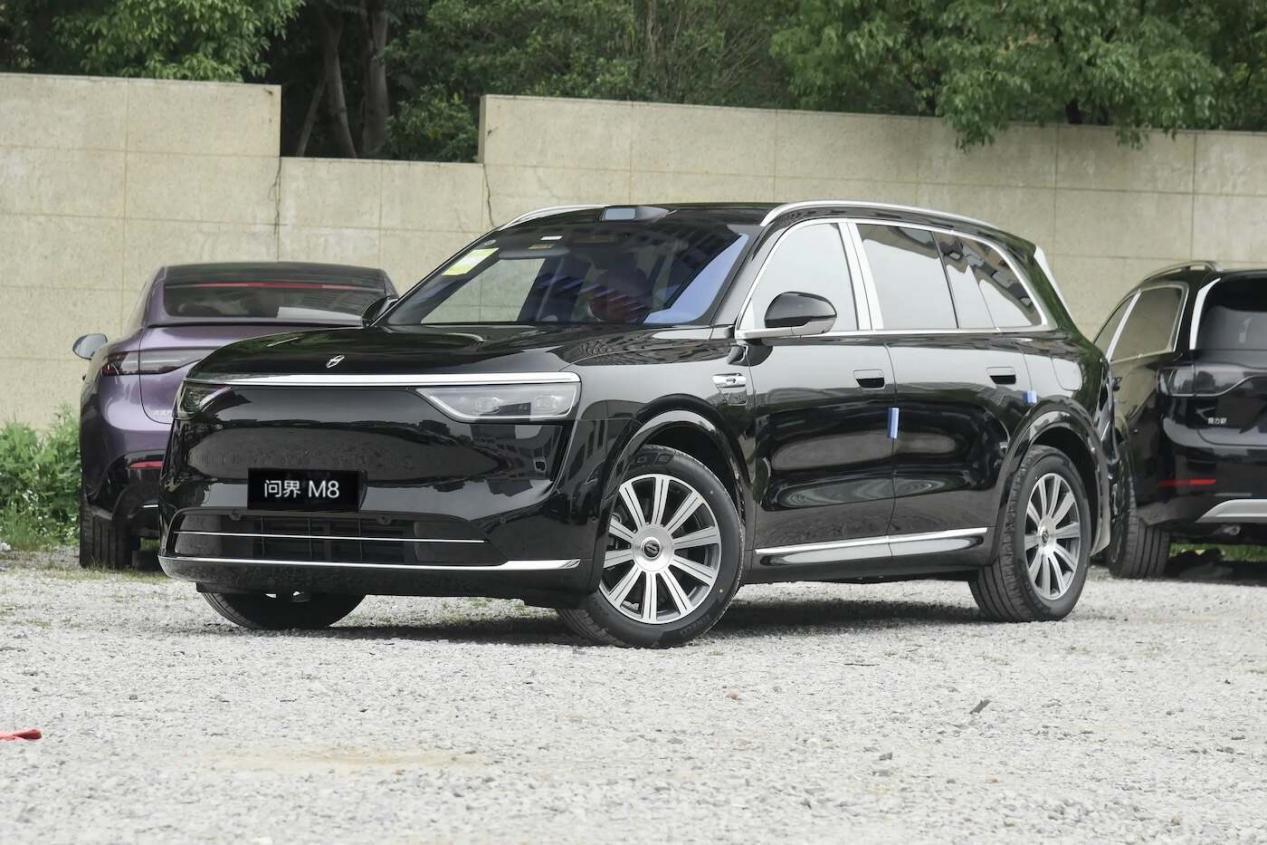 增程大六座二选一：问界M8对比理想L8，谁能一步到位？