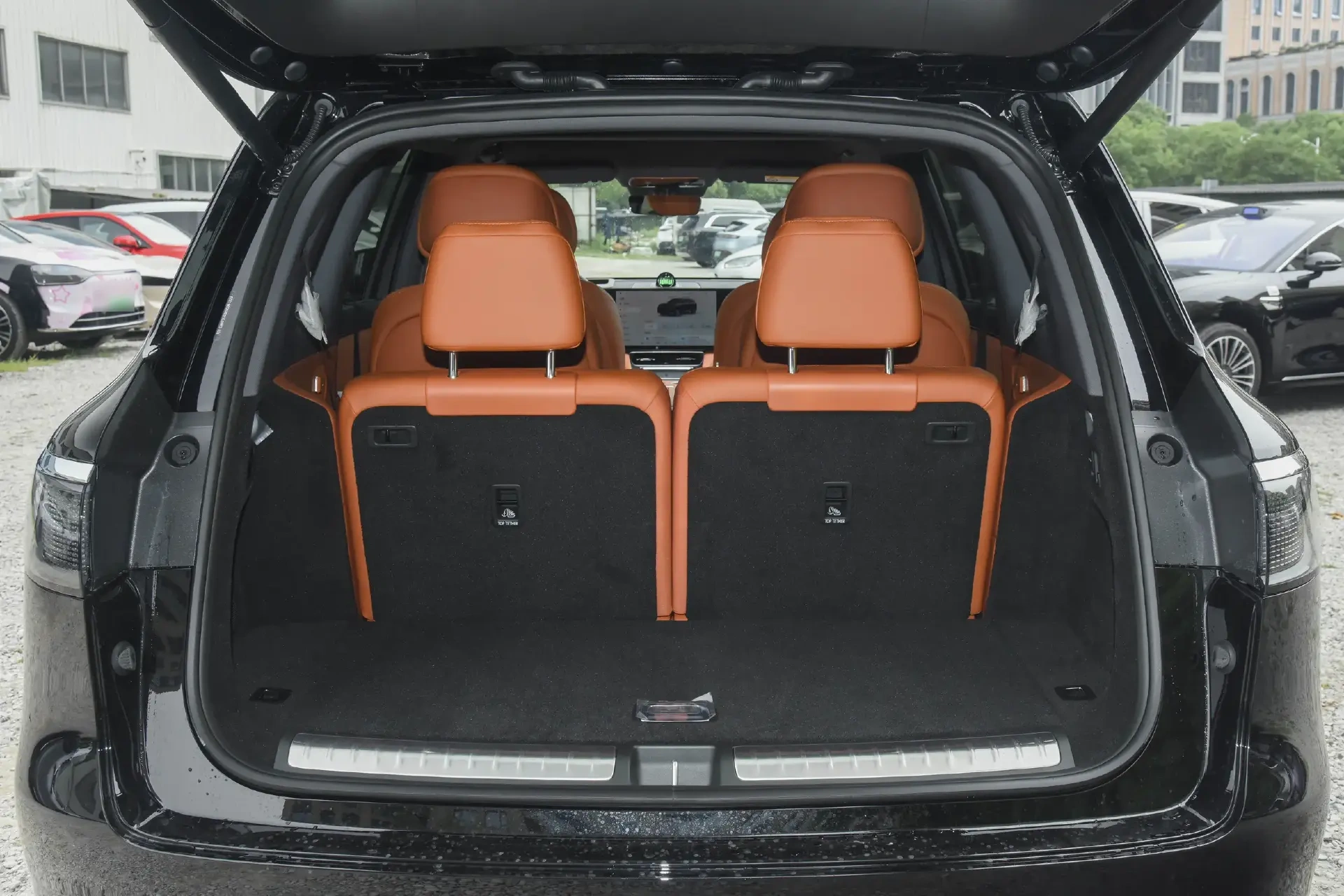 增程大六座二选一：问界M8对比理想L8，谁能一步到位？