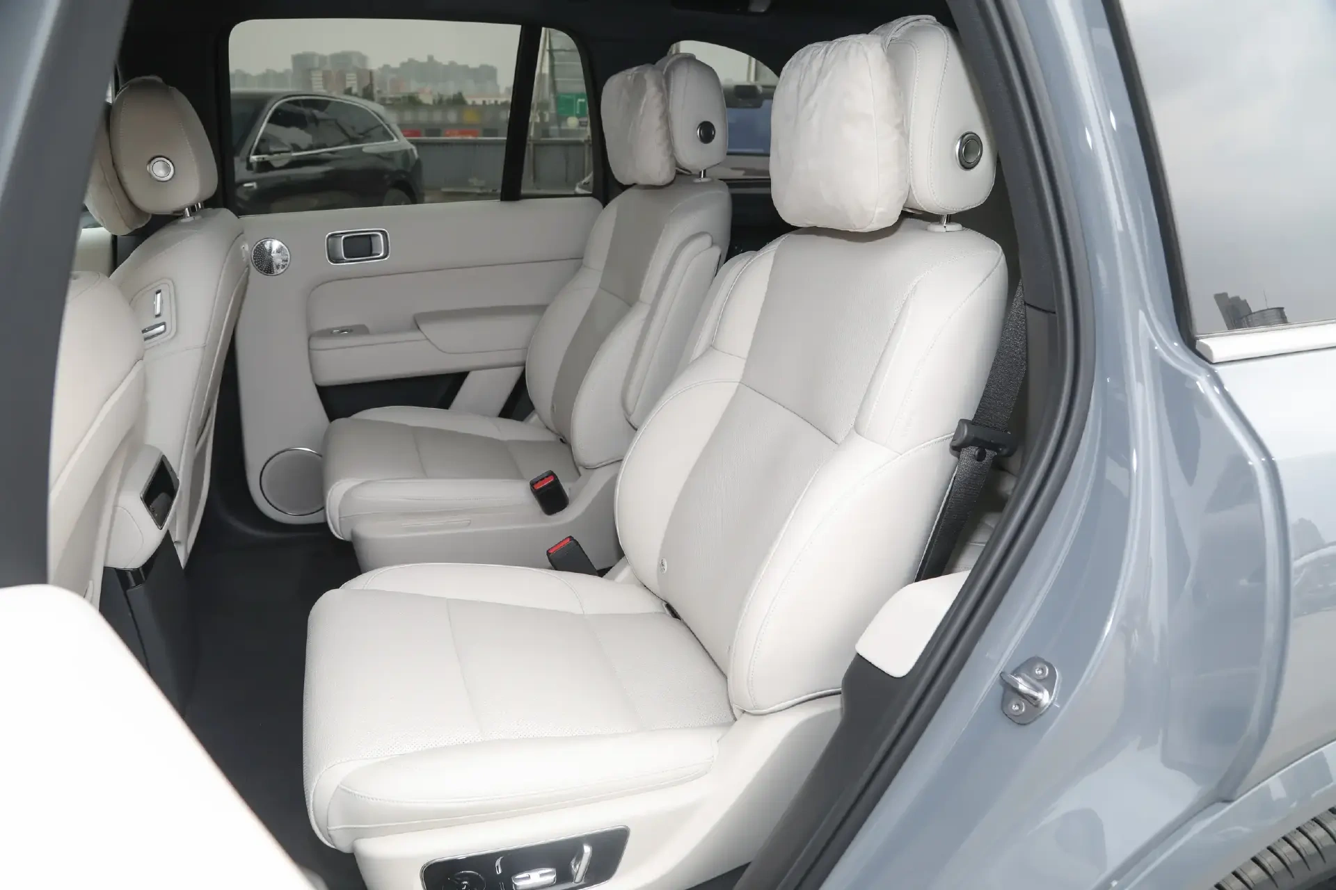 增程大六座二选一：问界M8对比理想L8，谁能一步到位？