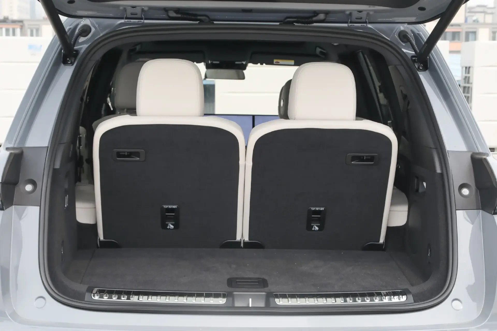 增程大六座二选一：问界M8对比理想L8，谁能一步到位？