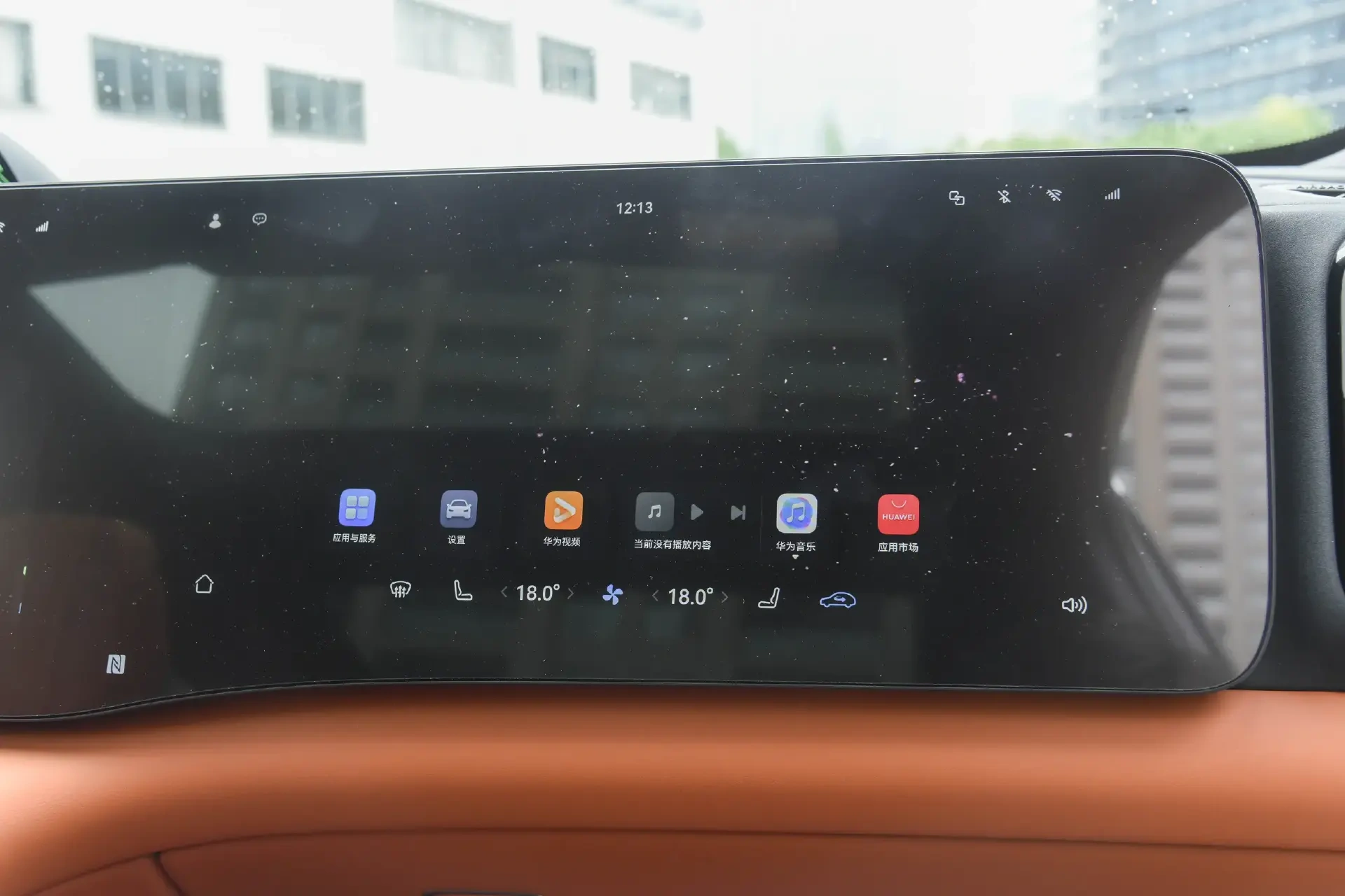 增程大六座二选一：问界M8对比理想L8，谁能一步到位？