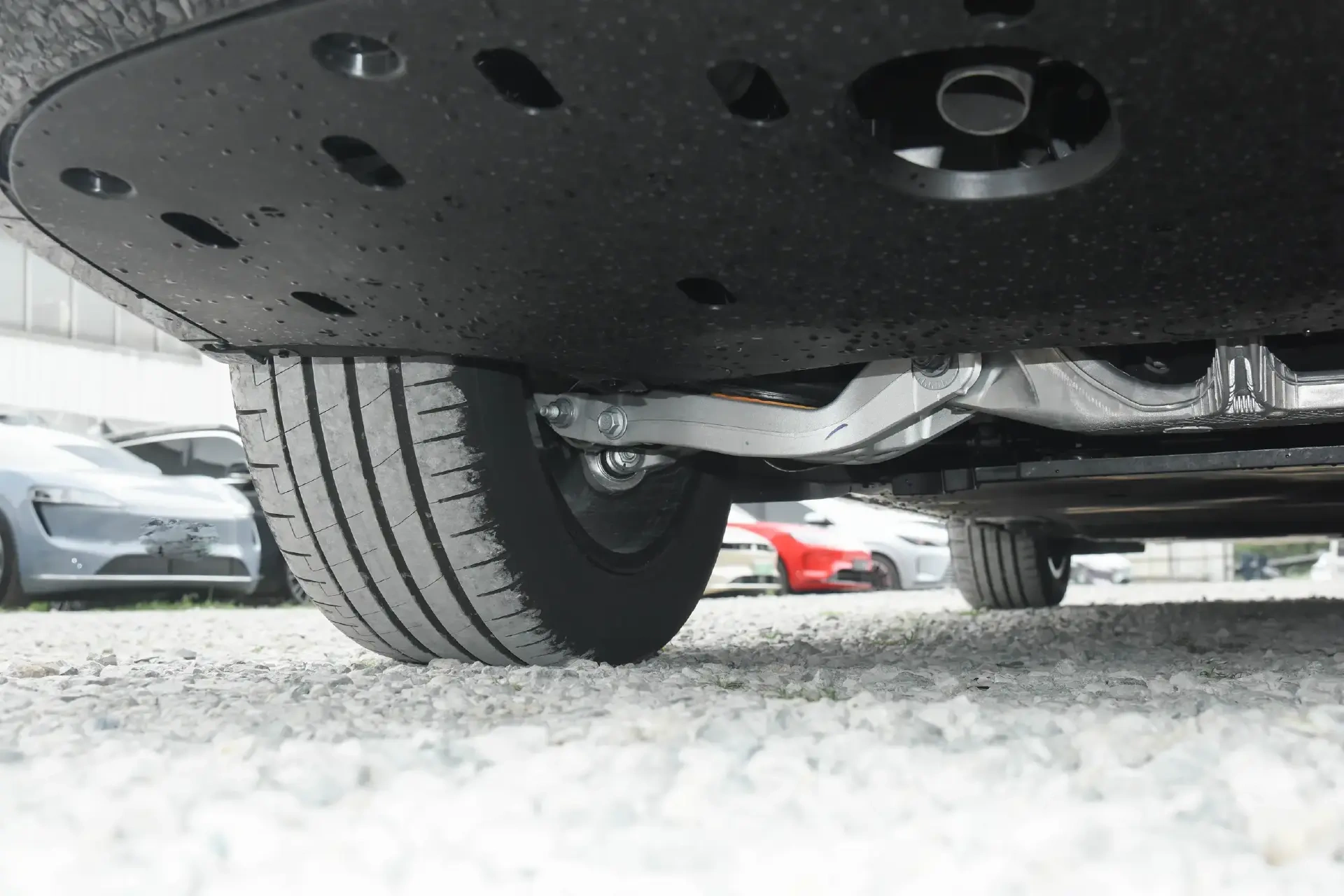 增程大六座二选一：问界M8对比理想L8，谁能一步到位？