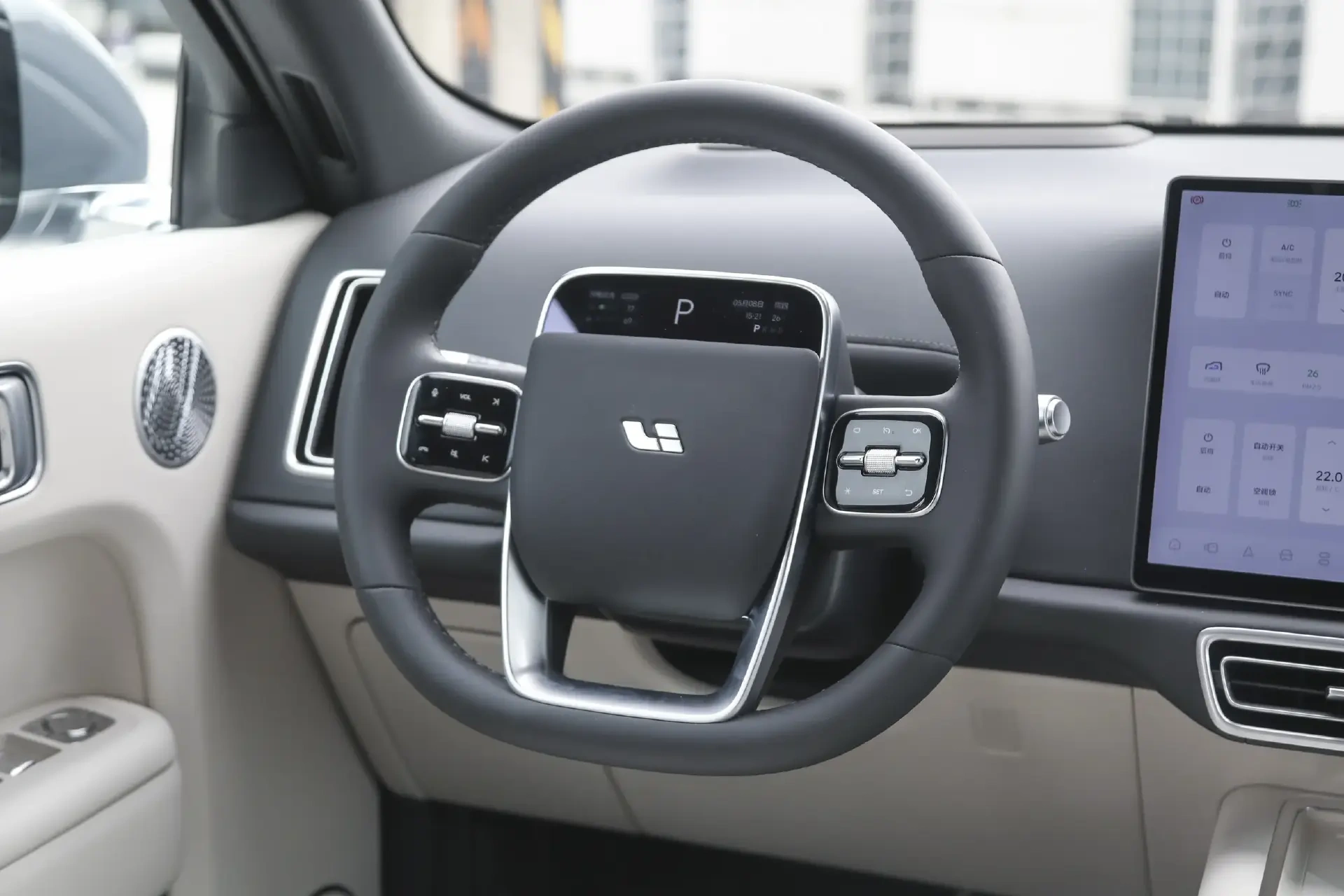 增程大六座二选一：问界M8对比理想L8，谁能一步到位？