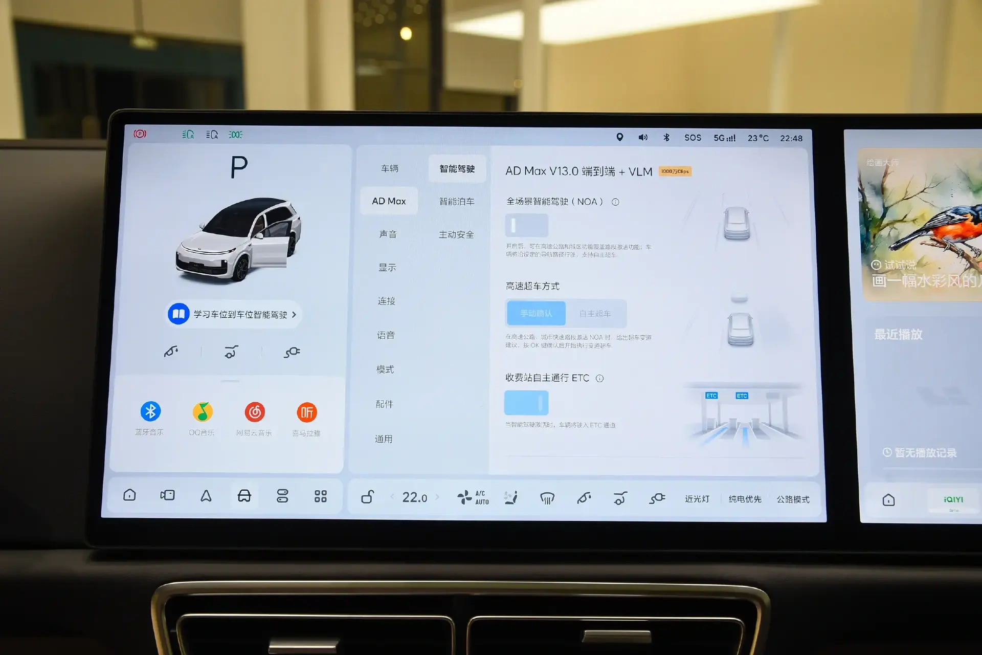 增程大六座二选一：问界M8对比理想L8，谁能一步到位？