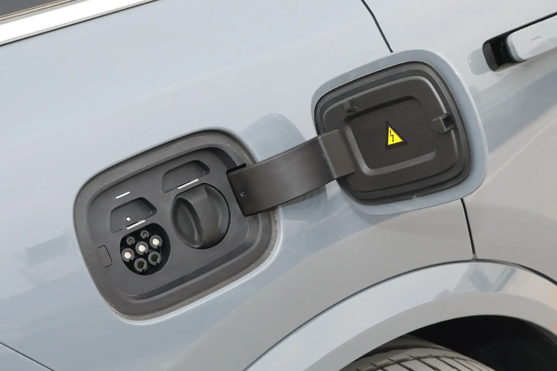 增程大六座二选一：问界M8对比理想L8，谁能一步到位？