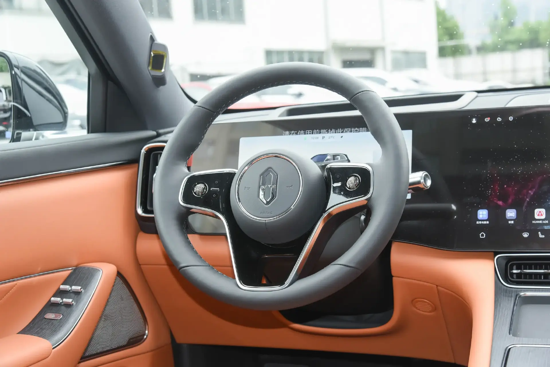 增程大六座二选一：问界M8对比理想L8，谁能一步到位？