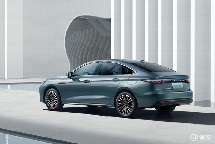 风云A8L对比吉利银河L6,谁是十万级混动家轿“王者”?