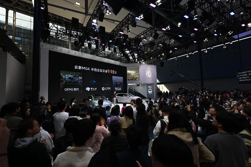 全球首款量产半固态电池车型MG4亮相广州车展