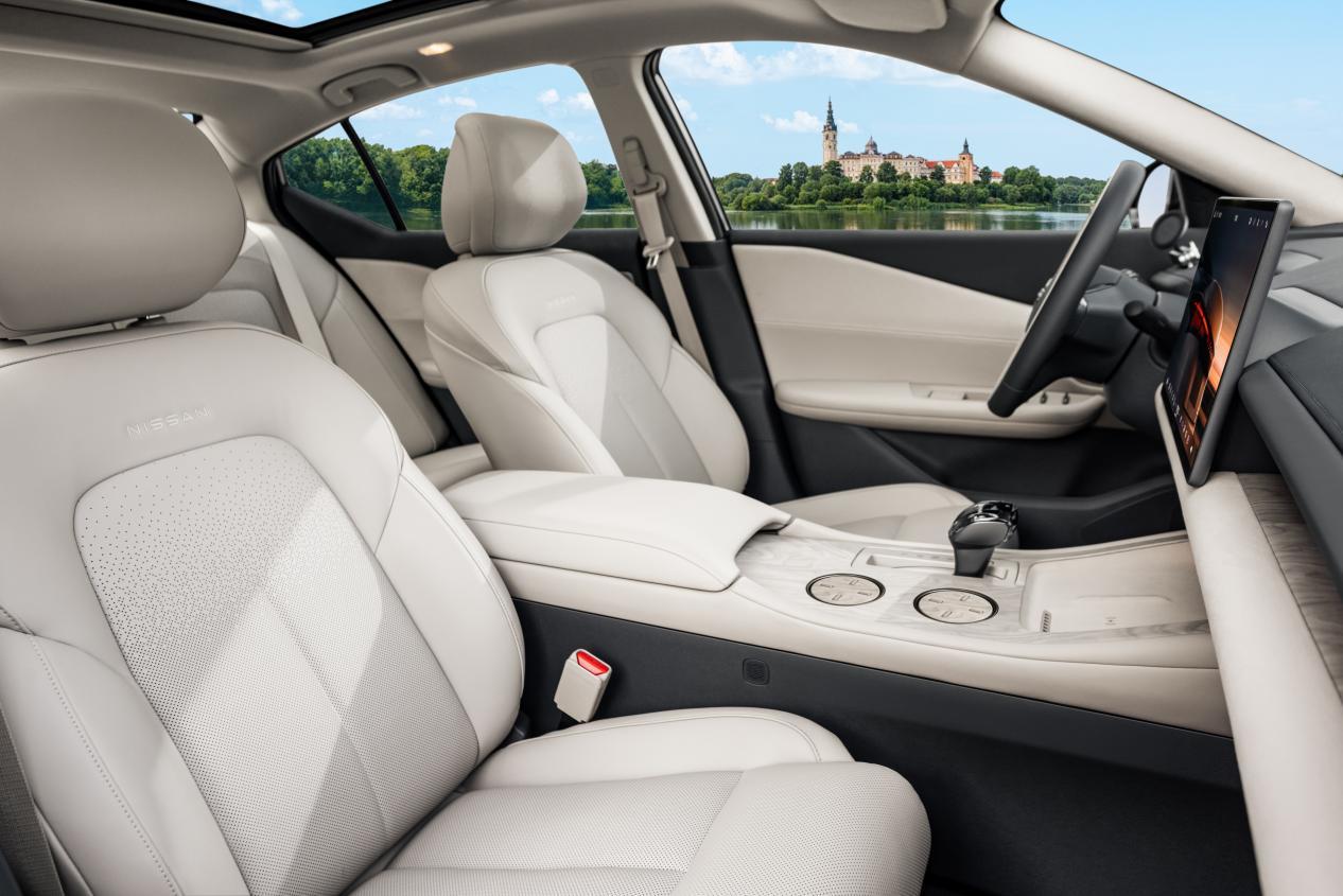 天籁·鸿蒙座舱对比雅阁!燃油车智能终于迎来逆袭?