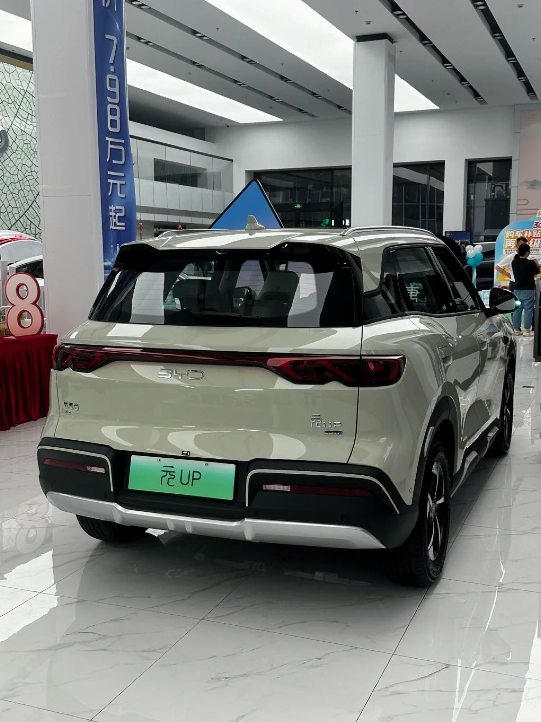 10万预算买顶配小车还是紧凑SUV,零跑B10给出了答案