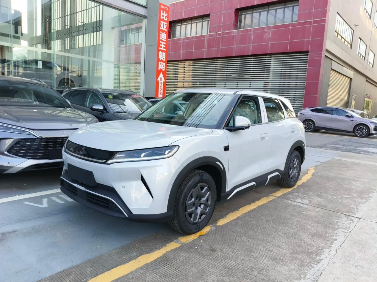 10万预算买顶配小车还是紧凑SUV,零跑B10给出了答案