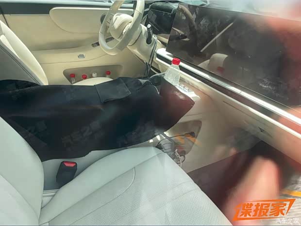 科技感很强 魏牌旗舰SUV内饰谍照曝光 将配备双联屏
