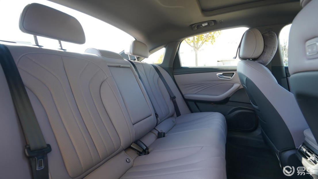 荣威M7 DMH 对比银河 A7，空间体感才是真刚需