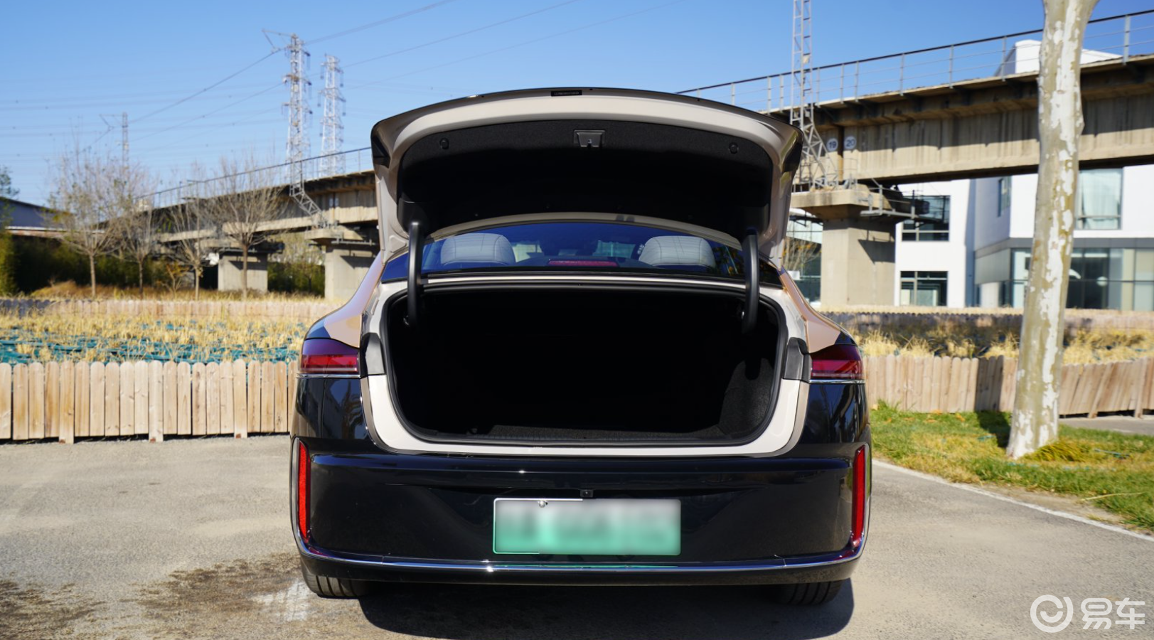 荣威M7 DMH 对比银河 A7，空间体感才是真刚需