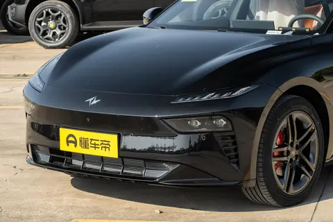 15 万级轿跑新选择：颜值高、配置全、动力强，eπ007+实车解析